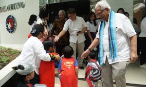 Suasana Anak-Anak TK Kristen Satya Wacana Berbagi Snack dalam Balutan Kostum Superhero, Senin (11-11-2024) di Balairung Universitas.
