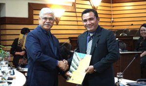 Lutfan Makmun menerima gelar doktor dalam Yudisium dan Promosi Prodi Doktor Studi Pembangunan FId UKSW, Senin (02-12-2024).