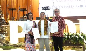 Penyerahan SK Yayasan tentang kemandirian FK dan perubahan nama FKIK ke FIK oleh Ir. Fence Emanuel Lase kepada Rektor Intiyas dan WR PAK Prof. Dr. Ferdy Semuel Rondonuwu.