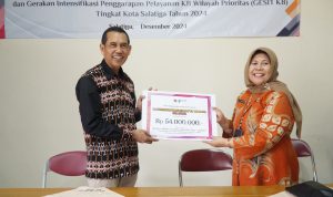 Penyerahan simbolis dana 54 juta WR RIK UKSW Prof. Eko Sediyono kepada Kepala DP3AP2KB Kota Salatiga Yuni Ambarwati, S.H.