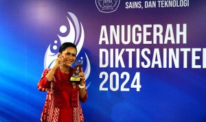 Rektor Intiyas menerima secara langsung penghargaan Gold Winner Anugerah Kerja Sama dalam Anugerah Dikti Saintek 2024 yang digelar di Grha Diktisaintek, Senayan, Jakarta, Jumat (13-12-2024). (6)