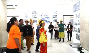 Rektor UKSW saat mengunjungi museum setelah diresmikan. (4)