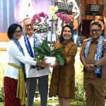 Penyerahan bunga Anggrek oleh Rektor UKSW Prof. Intiyas Utami kepada Pengurus dan Pembina YPTKSW dalam perayaan HUT ke-69 YPTKSW di Balairung Universitas, Senin (03-02-2025).