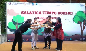 Pelepasan burung sebagai simbol dibukanya acara Salatiga Tempo Doeloe oleh Plt Dekan, Wakul Dekan dan Balai Pelestarian Kebudayaan.