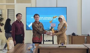 Penyerahan anggrek dalam penandatanganan Adendum Perjanjian Kerja Sama tentang Rumah Sakit Pendidikan Utama dan Pendidikan Profesi Dokter, belum lama ini.