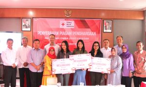 Foto bersama dalam Penyerahan piagam penghargaan di kantor PMI Kota Salatiga.