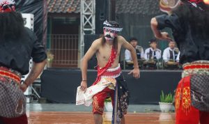 Penampilan Tari Soreng oleh siswa SMA N 1 Getasan. Tari tradisional yang menggambarkan jiwa ksatria dalam lakon keprajuritan ini berasal dari Kabupaten Magelang.