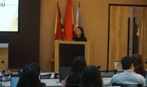 Sambutan Kepala DIVPROM KOMBLIK UKSW Esti Maria Margi A pada workshop Penguatan Kompetensi Pengelola Website dan Media Sosial