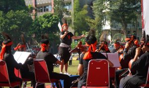 Satya Symphony Orchestra iringi Upacara HUT ke-80 Kemerdekaan Republik Indonesia (RI) di Lapangan John Osok UKSW, Minggu (17-08-2025).