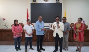 Wakil Rektor Bidang Kerja Sama dan Kealumnian, Profesor Yafet Yosafat Wilben Rissy saat menyerahkan cinderamata kepada Ketua Umum PGI.