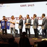 Rektor UKSW bersama para Wakil Rektor memberikan Jersey Satya Wacana Salatiga (SWS) kepada Gubernur Jawa Tengah dan Wali Kota Salatiga