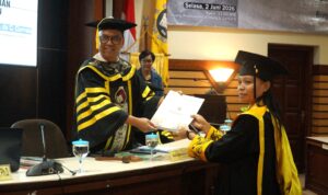 Dr. Eugénia Urania da Costa Correia saat menerima SK Kelulusan, pada Selasa (02-06-2026). (2)