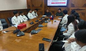 Mahasiswa PPKn FKIP UKSW saat melakukan kegiatan kunjungan observasi akademik mata kuliah sistem politik Indonesia ke Kantor Dewan Perwakilan Rakyat daerah (DPRD) Kota Salatiga, Selasa (962027).