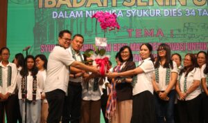 Penyerahan tanaman anggrek dari Rektor UKSW Profesor Intiyas Utami kepada Dekan dan Wakil Dekan FSM dalam Ibadah Senin yang sekaligus menjadi rangkaian Dies Natalis ke-34 FSM, Senin (08-06-2026).