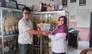 Prosesi serah terima simbolis sejumlah buku Dosen Pengampu mata kuliah Inovasi Pembelajaran IPA SD kepada Kepala Sekolah SD Negeri 12 Salatiga.