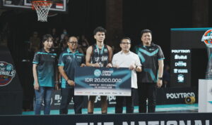 Tim Basket Putra UKSW saat menerima penghargaan Second Place ajang Campus League Basketball The Nationals 2026