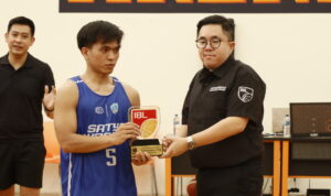 Tim Basket UKSW Satya Wacana Salatiga (SWS) Henry Alexander Samuel Sualang yang secara resmi menerima penghargaan Rookie of the Year IBL 2026.