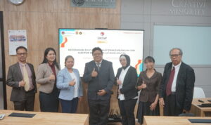 Foto bersama dalam Ujian Akhir Stefanus Ariyanto yang menjadi lulusan pertama Program Studi Doktor Ilmu Akuntansi FEB UKSW. (1)