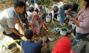 Mahasiswa UKSW saat memberikan pelatihan urban farming dan pengolahan sampah organik menjadi pupuk kompos kepada warga Kampung Pancuran.