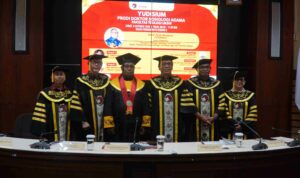 Foto bersama Dr. Oscar Ayub beserta Pimpinan Yudisium, promotor, ko promotor dan penguji Yudisium Doktor Sosiologi Agama Fakultas Teologi
