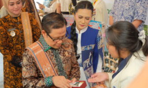 Menteri Koordinator Bidang Pemberdayaan Masyarakat, Dr. (H.C.) Drs. H. Abdul Muhaimin Iskandar, M.Si., saat mengunjungi stan inovasi UKSW, Kamis (15102026) ketika berada di Kampus UKSW
