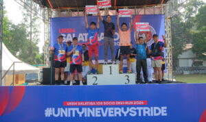 Pimpinan UKSW dan Bank BNI menyerahkan secara langsung hadiah UKSW Salatiga 10K Socio Envi-Run 2026