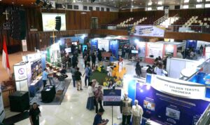 Suasana Job Fair 49 UKSW di Balairung UKSW, Salatiga, yang selalui diwarnai dengan antusiasme para pencari kerja. Menghadirkan lebih dari 35 perusahaan dan sekolah dengan 393 lowongan kerja (2)
