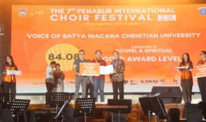 Voice of SWCU berhasil meraih Juara 1 Category Music of Religion, Juara 3 Category Gospel & Spiritual, serta Conductor Award yang diberikan kepada konduktor Voice of SWCU, Eriyani Tenga Lunga (1)